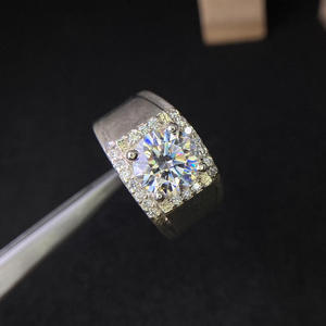 Anillo de compromiso y boda unisex chapado en rodio con moissanita de corte redondo y plata de ley 925, estilo hip hop, con diseño de racimo, ideal como anillo de promesa. - Product Image 3