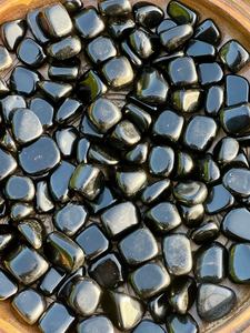 คริสตัลออบซิเดียนสีดำขัดเงาสวยงาม คุณภาพสูง สไตล์ฮวงจุ้ย ขนาด 15-30 มม. ของสะสมจากเมืองคัมบาต อินเดีย - Product Image 2