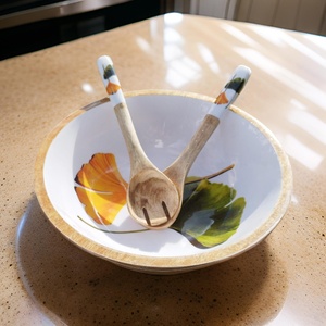 Ensemble de saladiers en bois émaillé faits à la main, motif Ginkgo Biloba, avec cuillères de service en bois assorties - Product Image 3