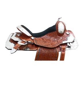 Silla de montar western de cuero marrón para carreras de barriles, con conchos cuadrados de metal tallados a mano con motivos florales y estampado plateado, y asiento de gamuza negra. - Product Image 5