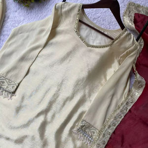 Ensemble de vêtements ethniques festifs pour femmes en trois pièces : haut en tissu chinon brodé de sequins, sarara et dupatta en soie GMY pure - Product Image 1