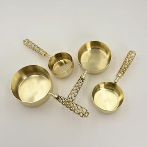 Offre Spéciale : Ensemble de tasses et cuillères doseuses en acier inoxydable doré PVD avec poignée en résine, compatible lave-vaisselle, produit écologique pour l'hôtellerie - Product Image 2