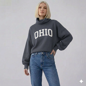 เสื้อไหมพรมคอเต่าทรงโอเวอร์ไซส์สำหรับผู้หญิง รุ่นพรีเมียมสำหรับฤดูหนาว พร้อมโลโก้ด้านหน้า เนื้อผ้านุ่มฟู มีสไตล์เรียบหรู - Product Image 1