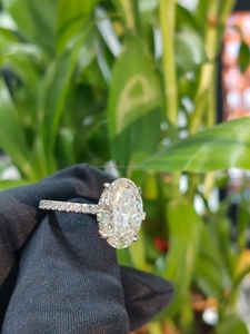 Anillo de Diamantes de Corte Ovalado de Lujo en Oro Blanco con Piedras Laterales, Elegante Joya de Compromiso para Mujer, Diseño Personalizado de Primera Calidad - Product Image 4