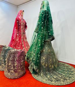 Lehenga en velours royal avec haut court, Big Trail et Allover Jarkan Stone Vêtements de mariage tendance dans la collection Mahamantra - Product Image 2