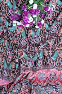 ผ้าพิมพ์ลายดอกไม้เรขาคณิตสไตล์ชาติพันธุ์สีน้ำตาลกาแฟแบบเครปธรรมชาติ พร้อมขอบตกแต่งอย่างสวยงาม เหมาะสำหรับทำชุดคุर्ติ - Product Image 4