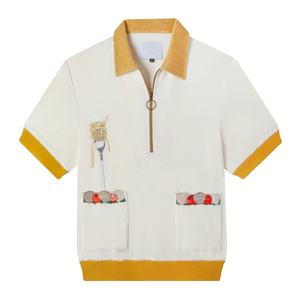 Polo de manga corta para hombre con cremallera de un cuarto, color amarillo crema, cuello, puños y dobladillo en contraste, diseño bordado de concha de pasta, textura suave - Product Image 1