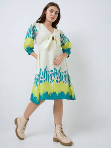 Robe en mousseline imprimée florale écologique à col en V et manches courtes pour mariages d'été, taille mi-longue tendance en tissu indien pour femme - Product Image 4