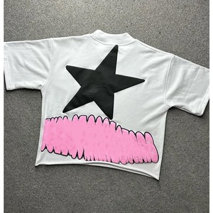 Camiseta Blanca de Manga Corta para Hombre, Cuello Redondo, Estampado de Estrella Negra y Grafiti Rosa en la Espalda, Estilo Urbano - Product Image 2