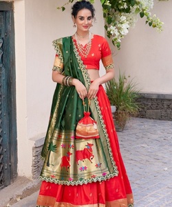 Lehenga Choli en soie jacquard traditionnel indien, conçu par des artisans, avec des broderies Zari, pour tenue de mariage, vêtements de cérémonie pour femmes. - Product Image 1