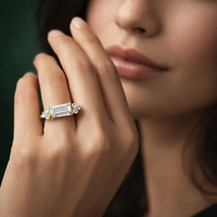 Bague en diamant de laboratoire taille baguette horizontale est-ouest, sertie de griffes, avec centre linéaire et grappes d'accentuation rondes, et bande solide