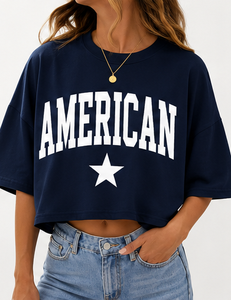 Camiseta Corta Oversize para Mujer con Estampado Gráfico Varsity y Letras, Estilo Casual Urbano, Logotipo Personalizado, Venta al por Mayor - Product Image 2