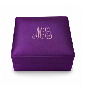 กล่องใส่เครื่องประดับผ้าไหมปักลายอักษรย่อพรีเมียมของไทย - Product Image 1