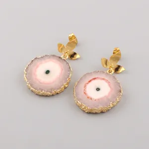 Boucles d'oreilles en quartz solaire naturel, design feuille, plaqué or, faites à la main, forme libre, bijoux minimalistes et tendance pour femme - Product Image 1