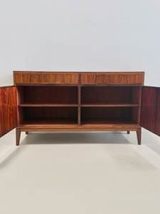 Aparador de Madera de Estilo Moderno de Mediados de Siglo con Dos Cajones Superiores y Almacenamiento Abierto - Product Image 2