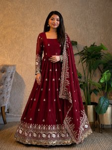 ชุดเดรส Anarkali ผ้าซาตินพรีเมียม พร้อมงานปักดิ้นทองและเลื่อม  แบบเย็บสำเร็จพร้อมผ้าคลุมไหล่ - Product Image 1
