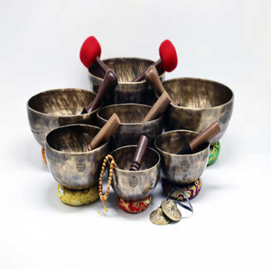 Juego de cuencos tibetanos de latón hechos a mano con mazas de madera y cojines de seda, disponible a precios de mayorista. - Product Image 3