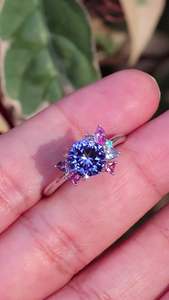 Anillo de Oro de 14K para Mujer con Zafiro Azul de Corte Redondo y Piedras Laterales Rosadas, Estilo Romántico de Compromiso - Product Image 1