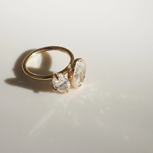 Bague de fiançailles de luxe Toi et Moi en diamant de laboratoire avec coupe ovale personnalisable en or jaune et bijoux fins - Product Image 4