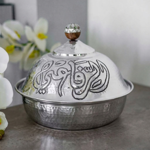 Bol de service de luxe en métal argenté martelé avec couvercle calligraphié – Élégant accent de table, pièce de présentation traditionnelle avec calligraphie - Product Image 1