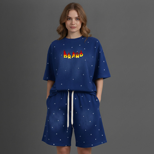 เสื้อยืดผู้หญิงผ้าโพลีเอสเตอร์/คอตตอนทรงปกติ แขนสั้น 2 สี พิมพ์ลายโลโก้ด้วยผ้าไหมแบบสั่งทำพิเศษ ทรงไหล่ตก รับผลิตแบบ OEM/ODM สำหรับฤดูร้อน - Product Image 1