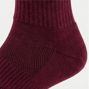 ถุงเท้าข้อสั้นผู้ชาย สีพื้น แบบถัก ทรงปกติ สีแดงเบอร์กันดี - Product Image 4