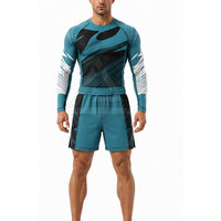 Ensemble rashguard et short MMA personnalisé avec design athlétique professionnel, tissu respirant pour la lutte, le fitness et l'exercice.