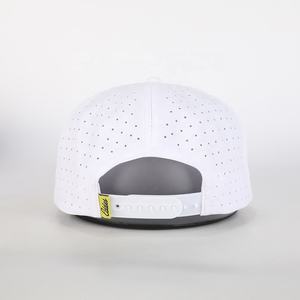 Gorra de poliéster OEM de alta calidad al por mayor con logo bordado y perforaciones cortadas a láser, visera plana, 5 paneles y cierre snapback con cuerda. - Product Image 5