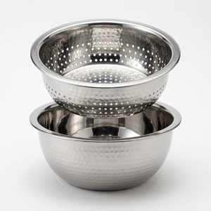 Bol martelé artisanal en acier inoxydable 304 finition satinée 22 cm, passoire et cuillère de service 2-en-1 pour la décoration intérieure et l'hôtellerie - Product Image 6