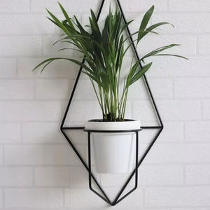 Soporte de hierro resistente para macetas grandes, desarrollado para brindar estabilidad, resistencia y un toque decorativo. - Product Image 1