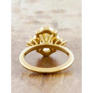 Anillo de Diamantes de Corte Ovalado Amarillo Elegante con Piedras Laterales Redondas, Anillo de Compromiso con Halo de Oro Amarillo de 14K, Regalo de Boda para Mujer - Product Image 4
