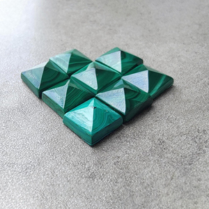 Cabujón de Malaquita Natural en Forma de Pirámide Cuadrada, Piedra Preciosa Calibrada con Reverso Plano, para Joyería - Product Image 5
