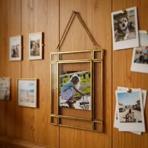 Cadre photo rectangulaire en métal/verre au design artisanal avec chaîne de suspension, finition laiton, design vertical, art mural décoratif, modèle PF1010 - Product Image 2