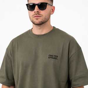 เสื้อยืดคอกลมทรงหลวมสีเขียวมะกอกสำหรับผู้ชาย ONETEN พร้อมโลโก้ตัวอักษรด้านหน้าแบบลำลอง - Product Image 6