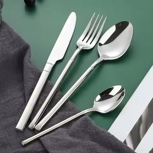 Ensemble de couverts en acier inoxydable de qualité supérieure, conçu pour des dîners élégants et une cuisine stylée - Product Image 2