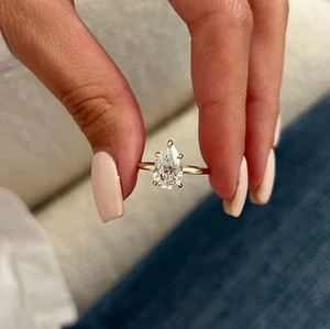 Bague de fiançailles solitaire pour amoureux en or 14 carats avec diamant de laboratoire taille poire de 3,0 carats serti à griffes, certifiée IGI, de luxe, pour mariage - Product Image 5