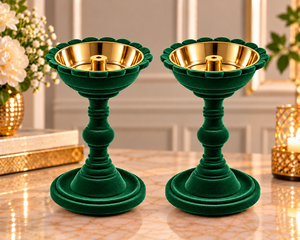 Juego de 2 portavelas de terciopelo verde de lujo con interior chapado en oro, perfecto para la mesa de comedor y decoración central. - Product Image 1