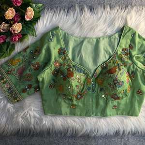 Blusa Corta de Seda Tejida con Encaje Bordado Estilo Sabyasachi para Mujer |   Ropa de Fiesta Acolchada Ecológica con Motivo de Aves y Adornos de Espejo - Product Image 3