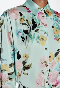 Listo para comprar: Camisa de satén floral para mujer, ideal para un look moderno y casual, al mejor precio de venta. - Product Image 4