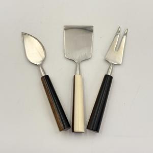 Juego de 3 Cuchillos para Queso con Mango de Resina Multicolor para Uso en Mesa, Hogar y Restaurante, con Acabado Pulido Espejo al Precio Más Bajo - Product Image 2