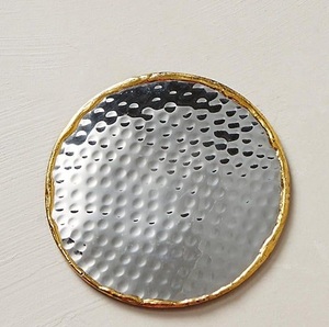 Collection de sous-verres en métal de style vintage offrant une protection pratique avec un attrait décoratif intemporel - Product Image 3