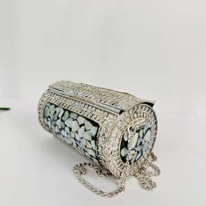 กระเป๋าคลัทช์โลหะทำมือที่ดีที่สุดของกลุ่มชาติพันธุ์สำหรับงานแต่งงานสไตล์แฟชั่นลูกปัดสีทองหลายสีกล่องโลหะปักพลอยเทียม - Product Image 2