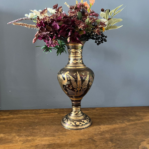 Vase en laiton foncé orné de gravures de feuilles traditionnelles et d'une silhouette robuste et arrondie. Disponible au prix de gros. - Product Image 1
