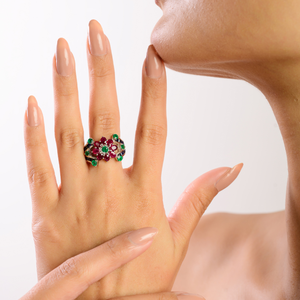 พลอยธรรมชาติหลากสีสุดหรู ทับทิม มรกต ไพลิน ดีไซน์รูปดอกไม้ แหวนหมั้น/แหวนค็อกเทล เงินแท้ 925 ชุบโรเดียม - Product Image 4