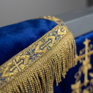 Chapelet religieux brodé bleu avec IHS et franges pour la décoration de l'autel de l'église - Product Image 3