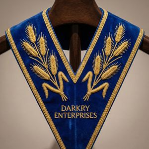 Servicio de Confección de Prendas a Medida con Bordado de Hojas de Roble y Bayas en Dorado sobre Cuello Azul Marino - Product Image 5