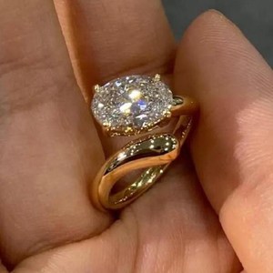 Bague de fiançailles de luxe SATVIK RATNA 2,5 CT, diamant de laboratoire de couleur E, taille ovale, certifié IGI, or 14 carats, bande incurvée unique - Product Image 3