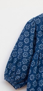 Blusa Indigo Tradicional con Estampado a Mano, 100% Algodón, Cuello con Lazo de Encaje Floral, Transpirable, Estilo Étnico Informal para Mujer - Product Image 3