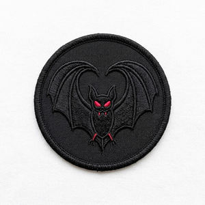 Parche Termoadhesivo Personalizado de Murciélago Vampiro con Ojos Rojos, Insignia Redonda Bordada, Aplique Gótico para Motociclistas, Accesorios de Ropa al por Mayor - Product Image 1