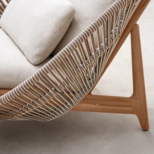 Chaise longue d'extérieur moderne en rotin avec structure en teck et coussins en tissu pour utilisation au bord de la piscine - Product Image 5